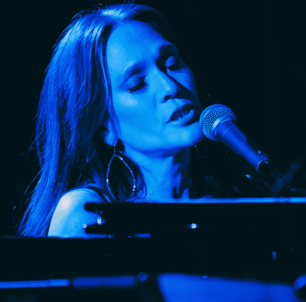 HannahPerforming_BlueScreenshot 2023-03-20 165954 HannahPerforming_BlueScreenshot 2023-03-20 165954